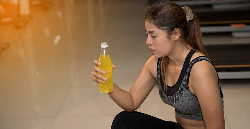 Riesgos de las bebidas energizantes para los deportistas