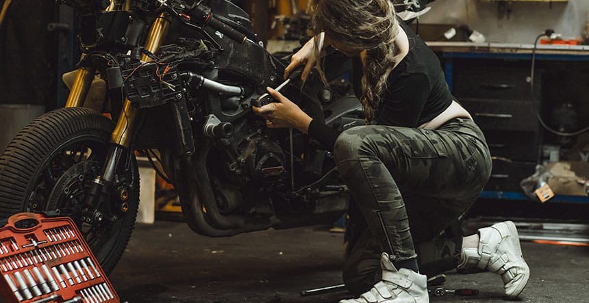 Qué competencias debe tener un mecánico de motos y dónde puede laborar
