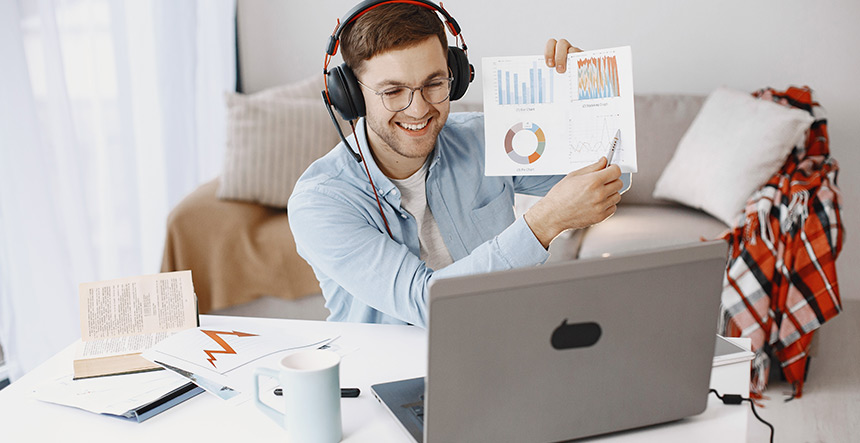 Hombre feliz trabajando en computadora La Plataforma con Más de 700 Cursos GRATIS